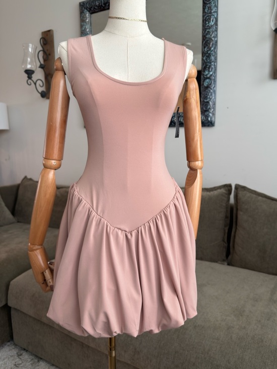WeWoreWhat Dresses & Skirts - WeWoreWhat Deep V Waist Bubble Mini Dress in Blush/Pink | Size S